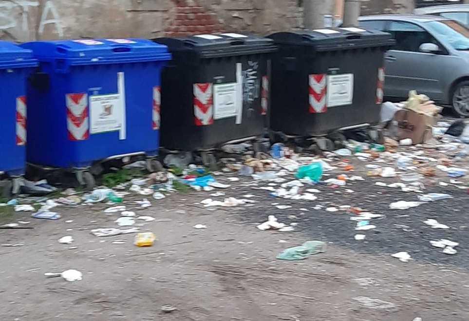 Il cortile degradato dai rifiuti