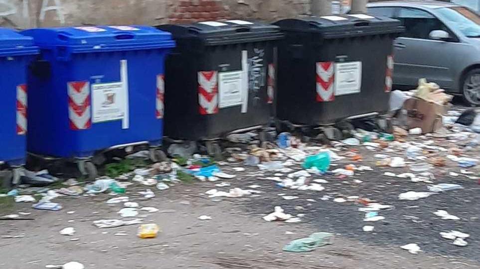 Il cortile degradato dai rifiuti