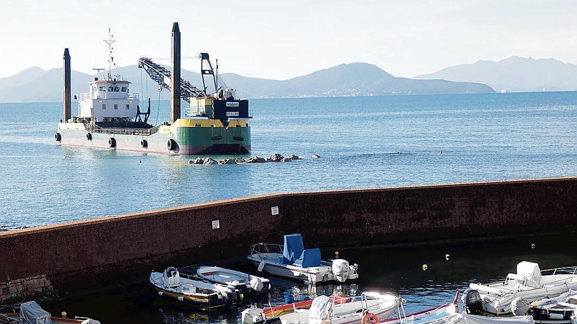 Il cantiere per la rifioritura della scogliera dell’antico porticciolo di Marina (foto Paolo Barlettani)