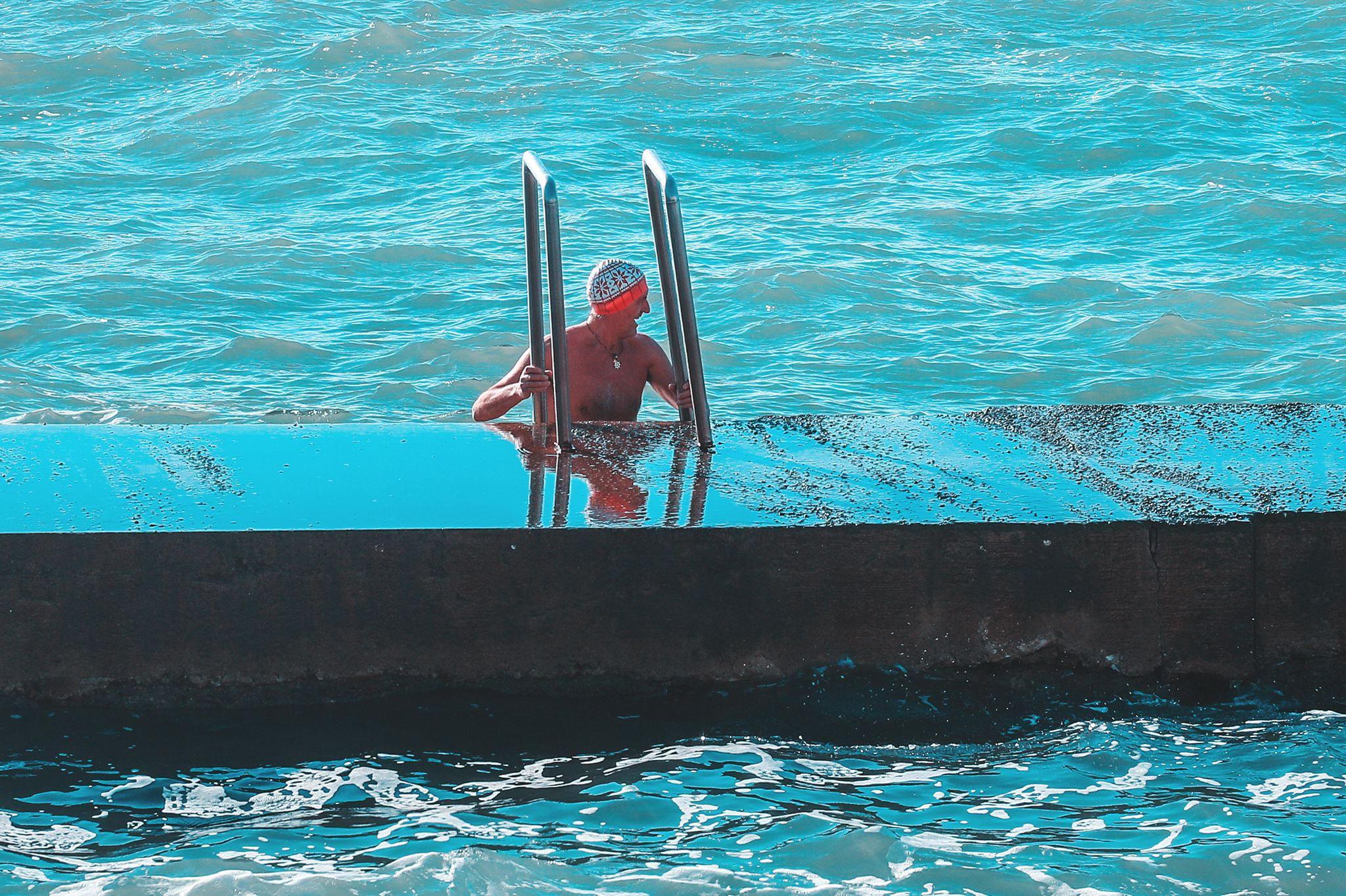 Il tuffo in mare (foto Marzi)