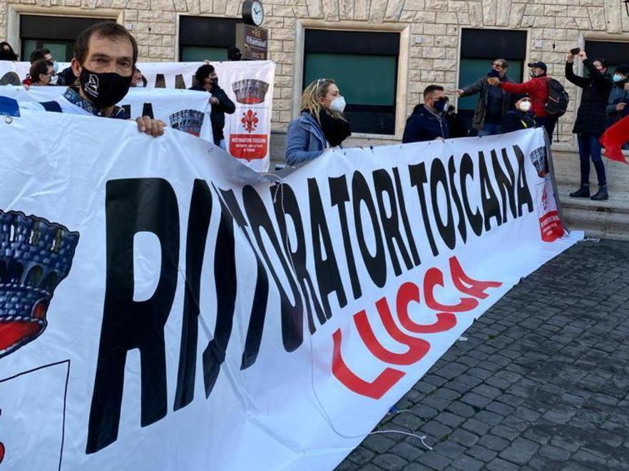 La rivolta di quindici ristoratori esasperati: «I nostri locali sicuri, noi apriamo» 