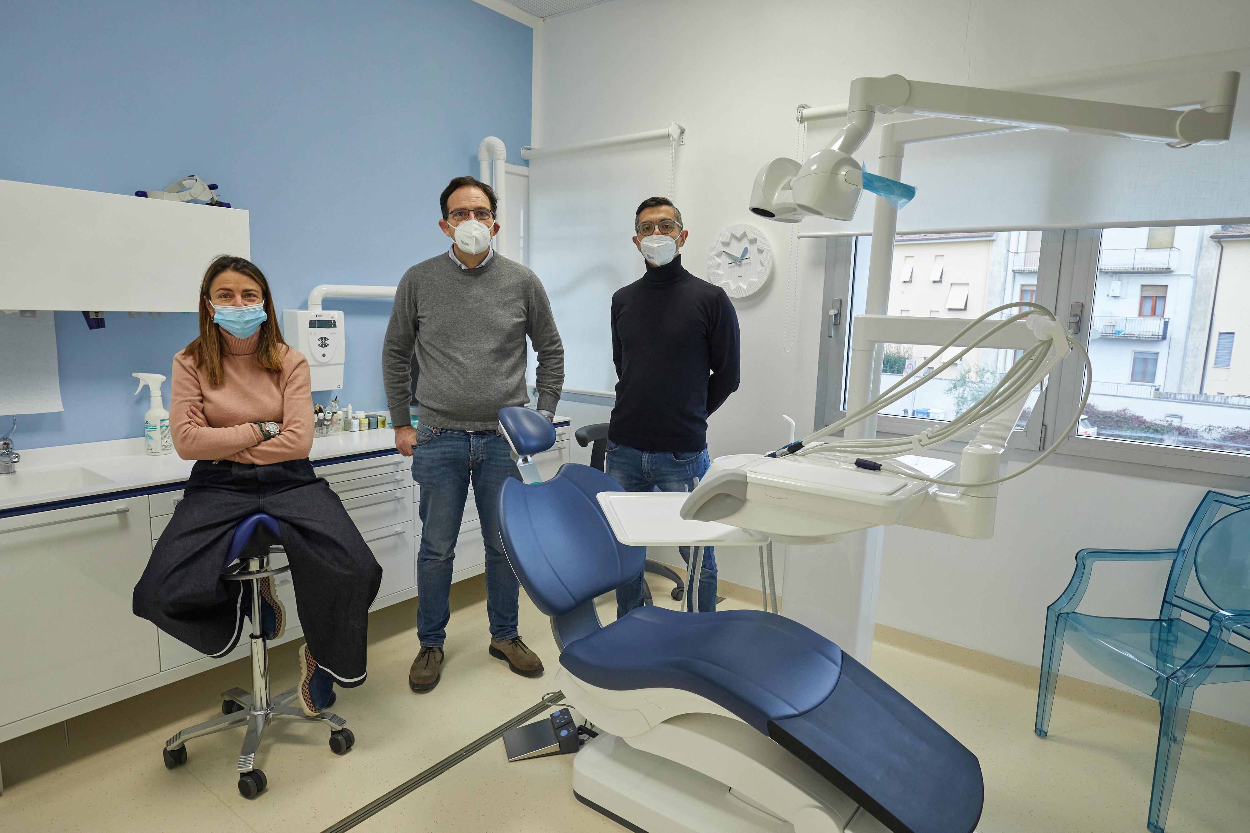 Vania Albo, Giovanni Fazi e Marco Cervino nel nuovo studio dentistico (foto Carlo Sestini)