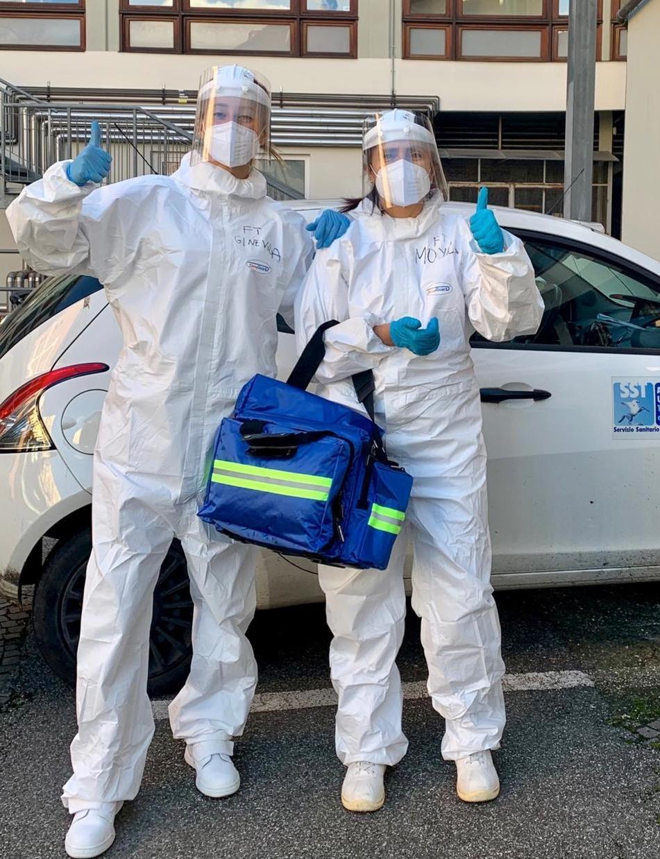 Personale sanitario si prepara per visitare a domicilio un paziente che presenta sintomi Covid
