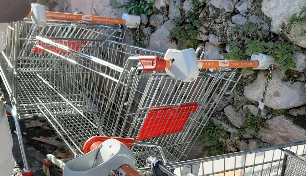 Carrelli della spesa abbandonati lungo la strada
