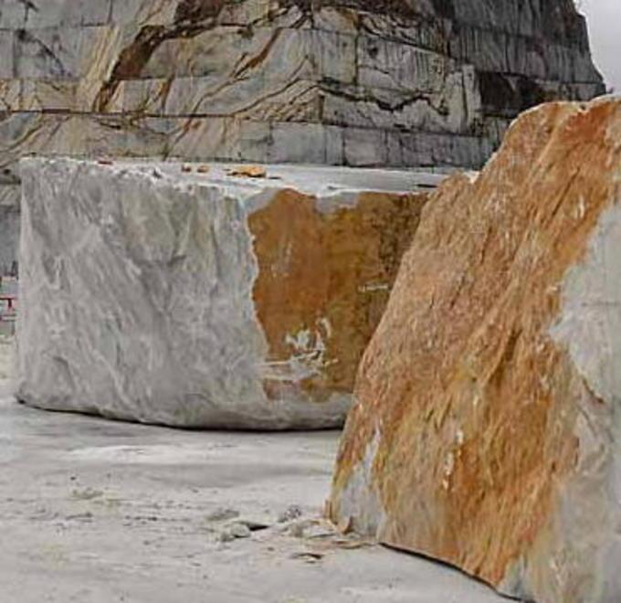 Blocchi e detriti di marmo lasciati nell’alveo del torrente 