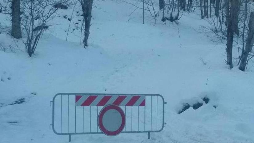 Famiglia con tre figlie bloccata dalla neve «Senza soccorsi per una settimana»