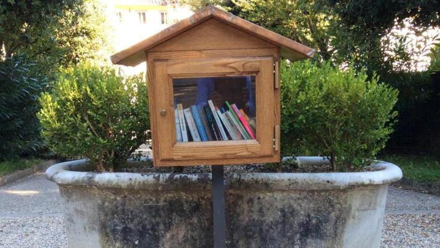 Cartello anonimo contro i libri inglesi Scoppia il caso
