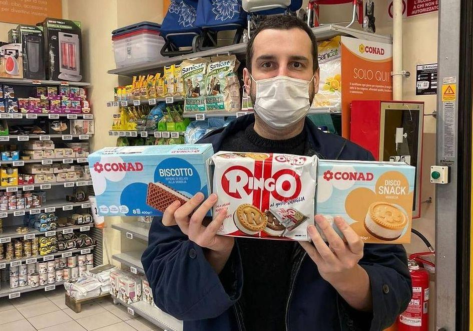 Dopo Ballando in tv Costantino si fotografa con “gelatini e yogurt” alla Conad di Donoratico