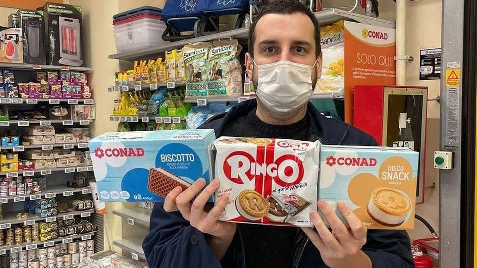 Dopo Ballando in tv Costantino si fotografa con “gelatini e yogurt” alla Conad di Donoratico