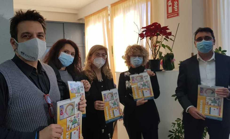 I bimbi disegnano gli infermieri e realizzano un calendario