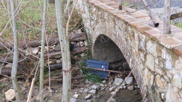 Rotti cartelli stradali e panchine semidistrutta l’area di ristoro