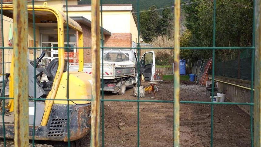 Riaprono i cantieri ruspe al lavoro su strade e parchi