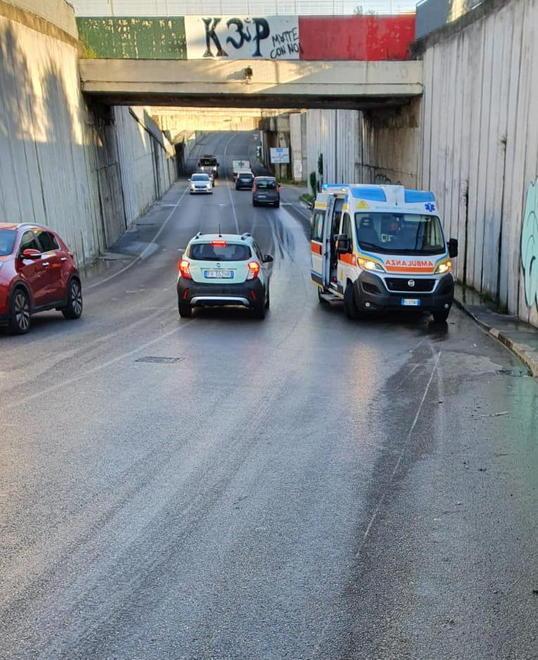 Sottopasso ghiacciato, incidenti con feriti