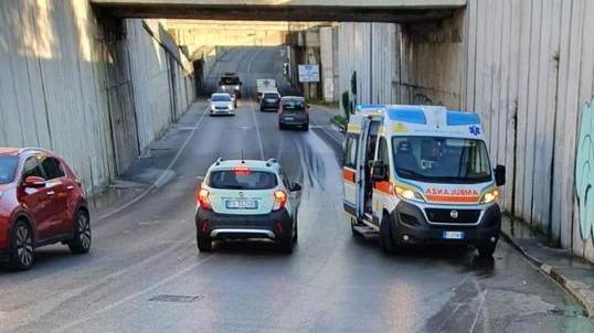 Sottopasso ghiacciato, incidenti con feriti