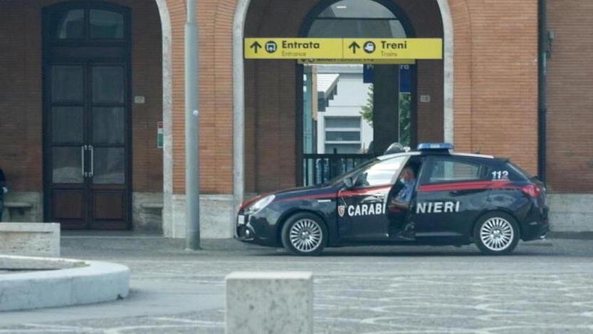 Lo aggrediscono per rubargli il telefono cellulare
