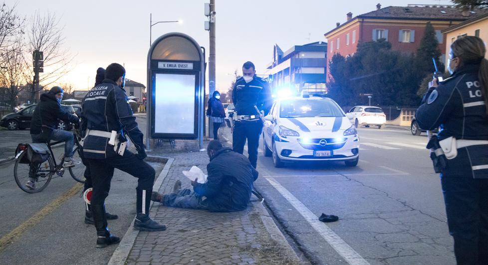 Svenuto in mezzo alla strada