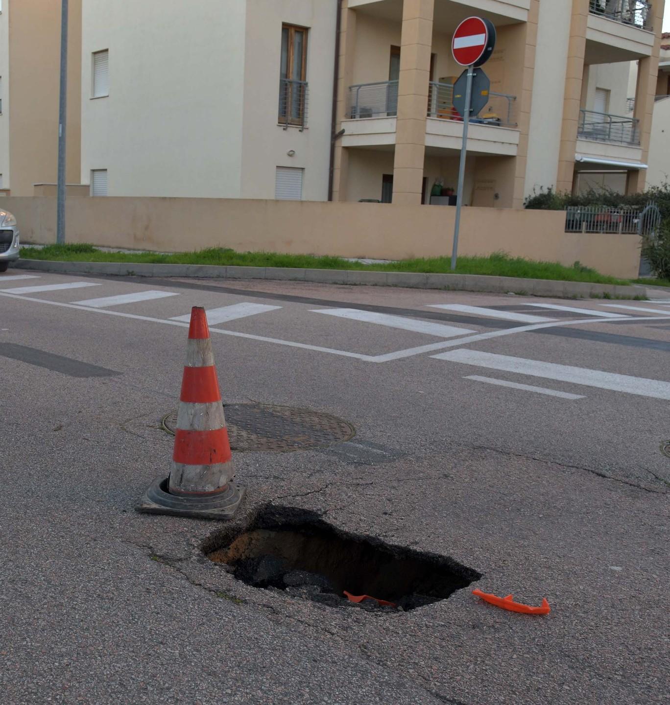 Mini cono per indicare la maxi buca