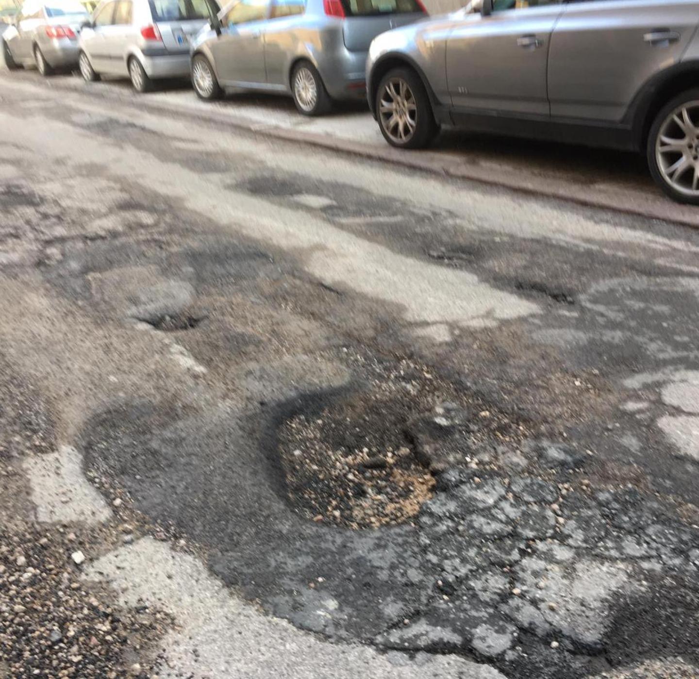Le piogge torrenziali scavano buche profonde in via Cavour