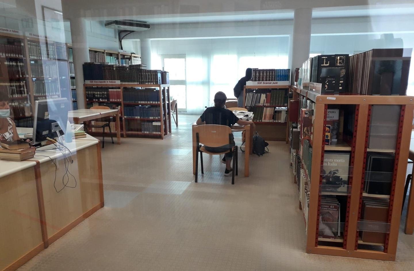Prestiti, libri e sala studio: la Satta resiste al Covid 