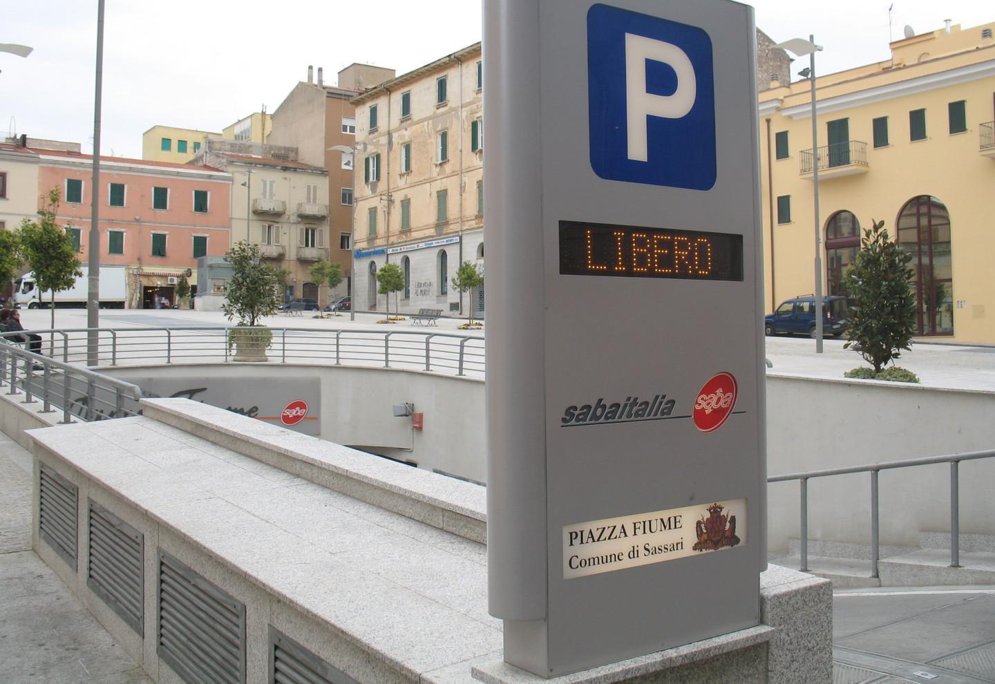 Sassari, raid nel posteggio di piazza Fiume: gli estintori svuotati sulle auto 