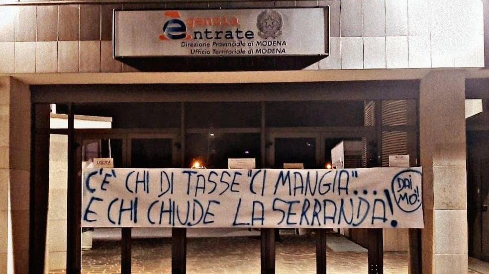Modena: striscioni di sostegno ai Ristoratori ribelli davanti alla sede del Pd e dell'Agenzia delle Entrate