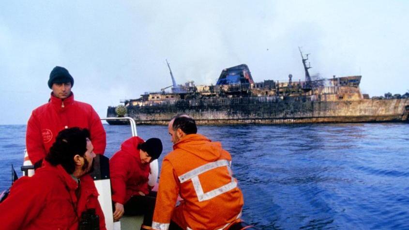 Lo scheletro del traghetto Moby Prince al largo di Livorno