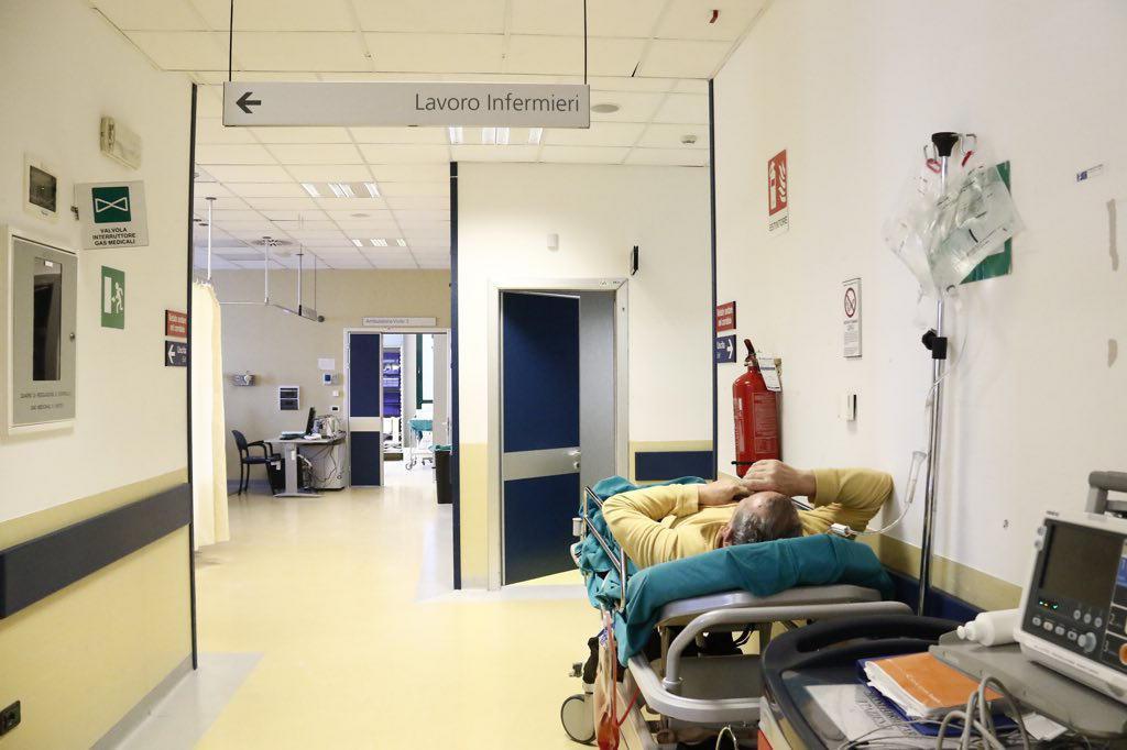 Un paziente in barella al pronto soccorso di Livorno