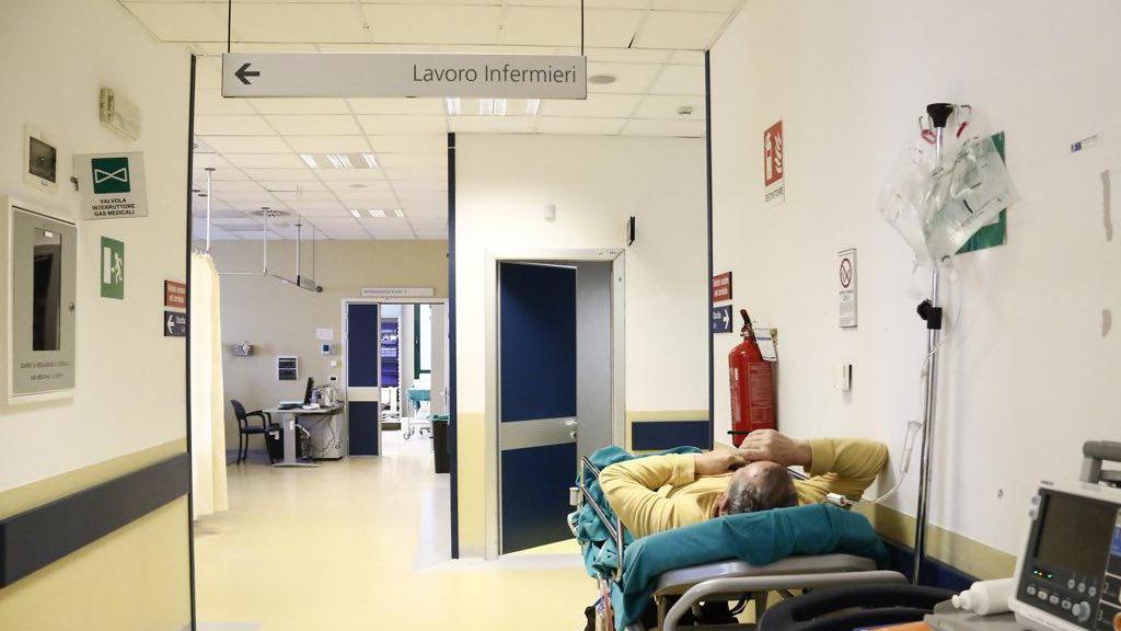Un paziente in barella al pronto soccorso di Livorno