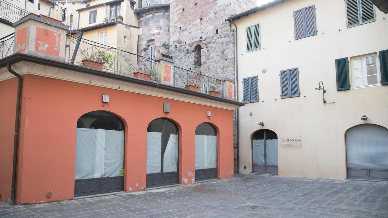 Incendio all'ex Caffè Fellini in piazza San Carlo: denunciati due senzatetto