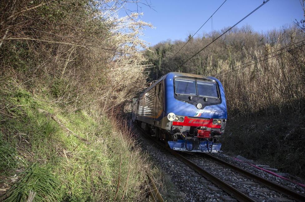 Polizia a caccia di immagini dopo i danni alla linea ferroviaria