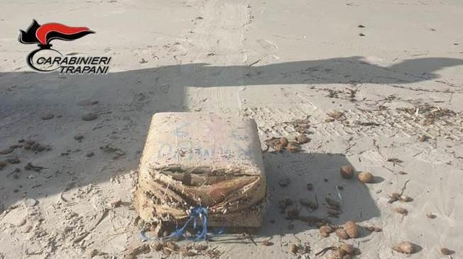 Droga: Cc trovano 40 chili di hashish su spiaggia di Marsala