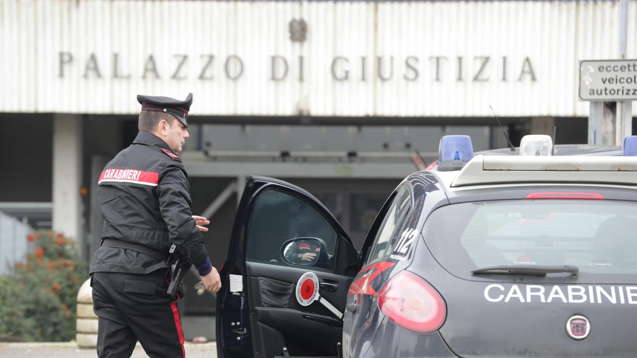 Reggio Emilia, padre e figlio vanno in tribunale armati di coltello: denunciati