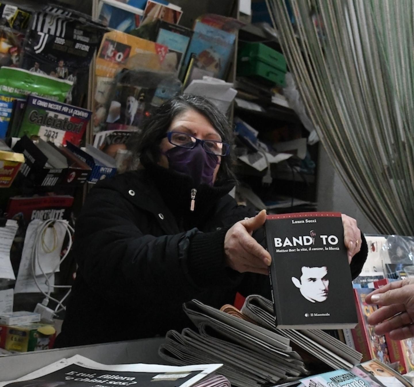 Il libro su Matteo Boe in un’edicola di Nuoro