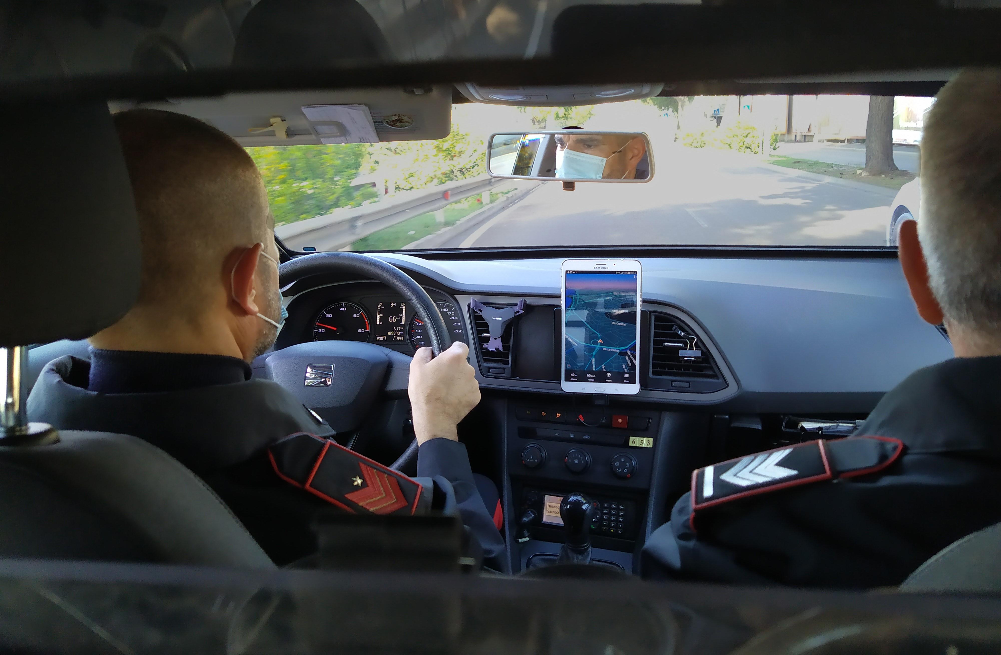 Assemini, in stato di alterazione psico-fisica viene bloccato con lo spray