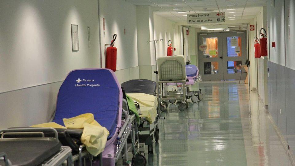 Va in ospedale per una sciatalgia e muore mentre sta per essere dimessa