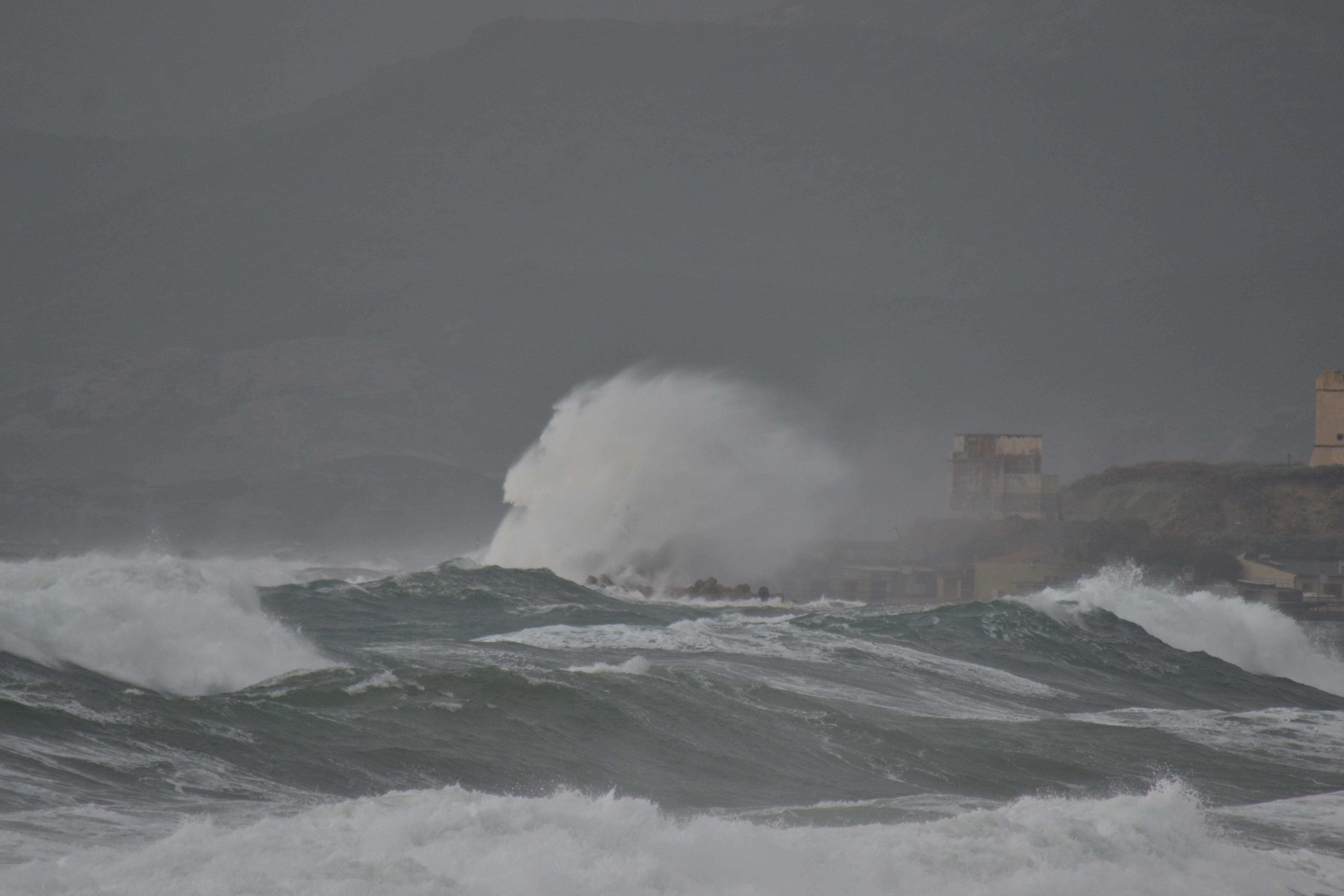 Maltempo, prorogata l'allerta meteo per il forte vento in Sardegna