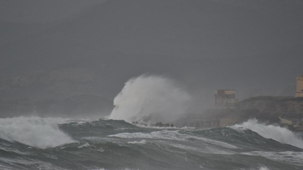 Maltempo, prorogata l'allerta meteo per il forte vento in Sardegna