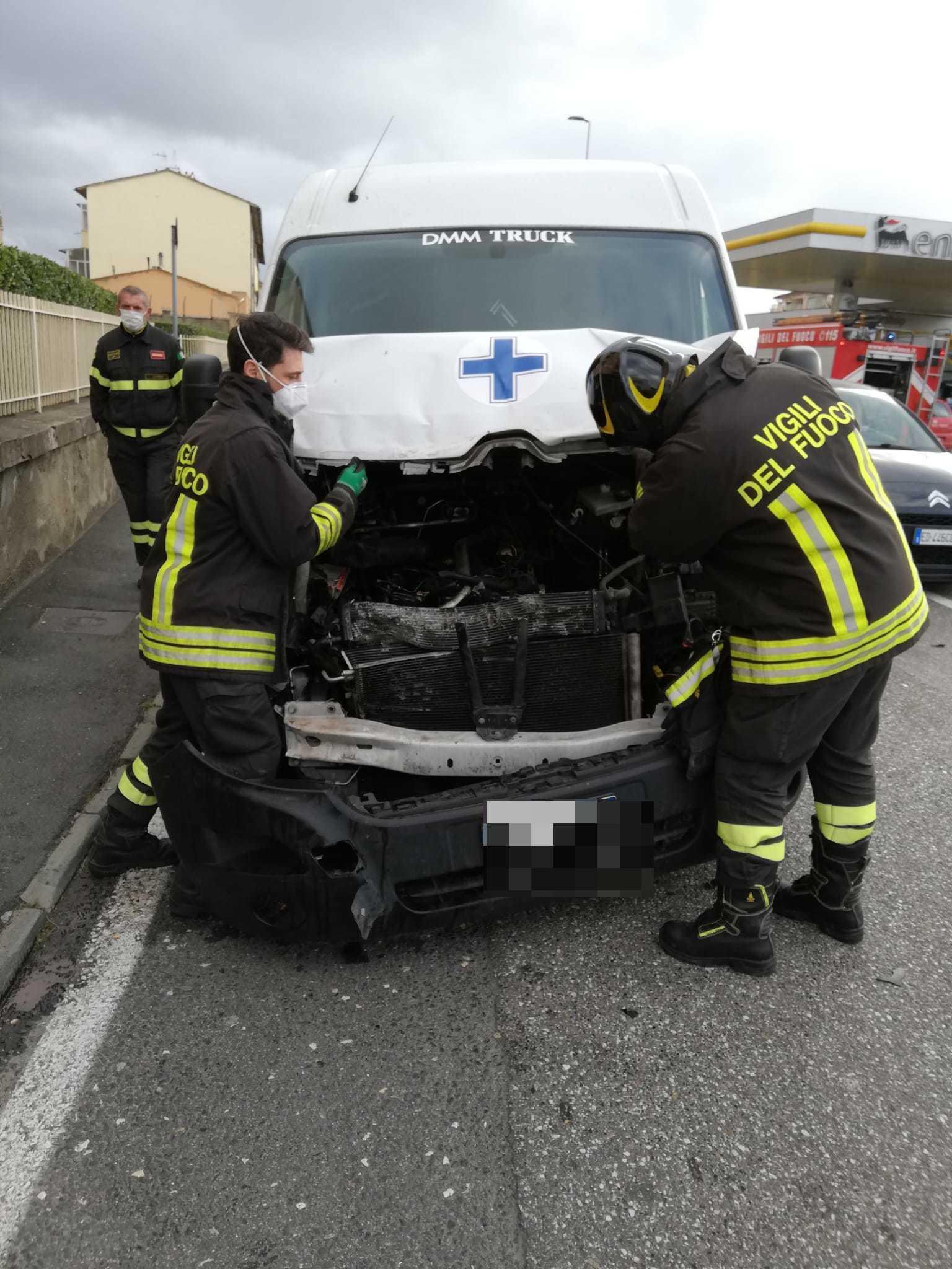Il furgone danneggiato nella parte anteriore