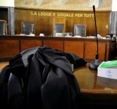 Zio stalker, condanna a 9 mesi Accoltella la porta del nipote 
