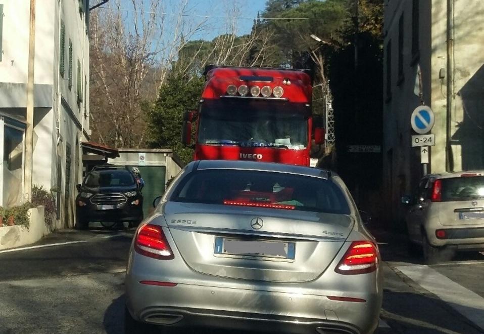 Un chilometro e mezzo di strada tanto trafficato quanto trascurato 