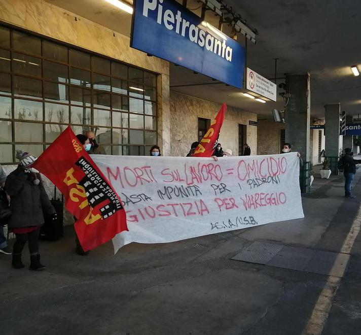 Striscioni e volantini nelle stazioni della Toscana 