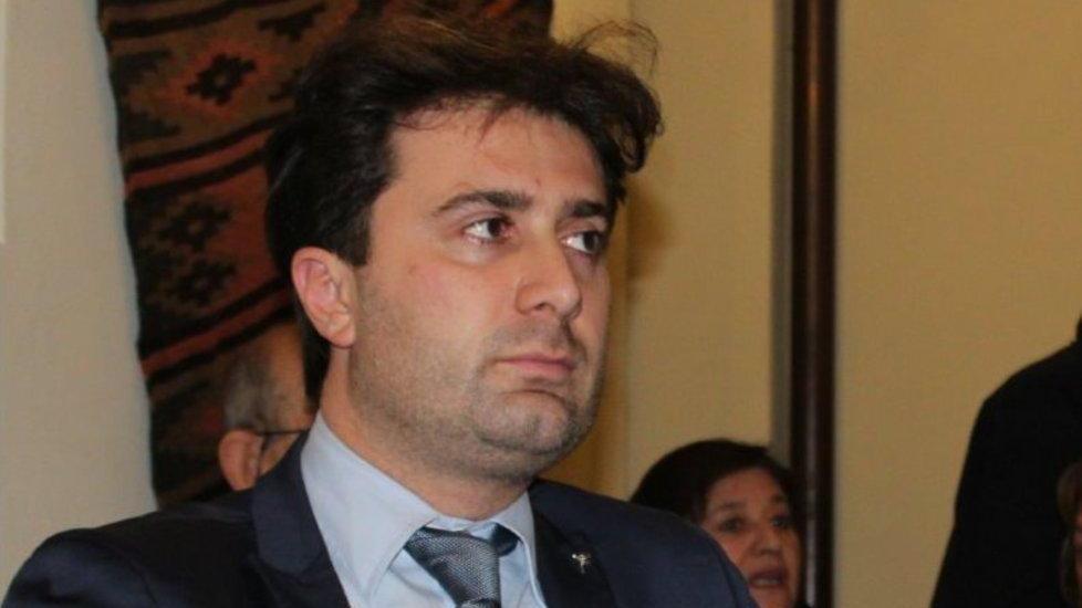 Luci accese e titolari seduti ai tavoli ma nessuna apertura forzata dei locali