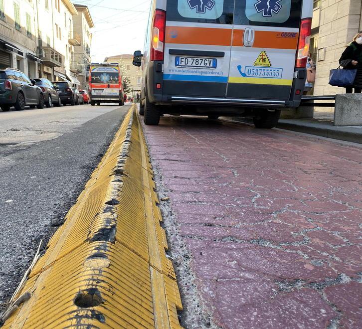 Anziano scivola sul cordolo