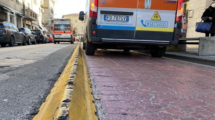 Anziano scivola sul cordolo