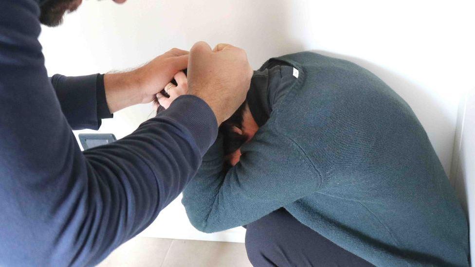 Vuole soldi per la droga e picchia la madre