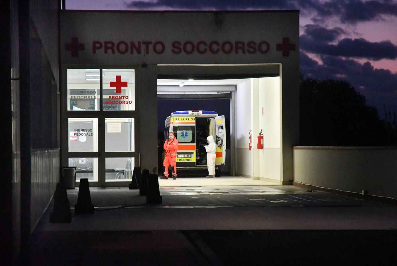 La denuncia dell’operatore del 118: «Infinite le attese in ambulanza»
