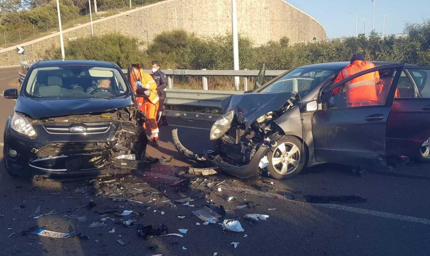 Frontale tra due auto, feriti una 35enne di Olbia e un uomo