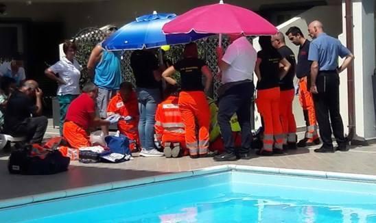 Bimbo morto in piscina, al via il processo ai titolari del villaggio