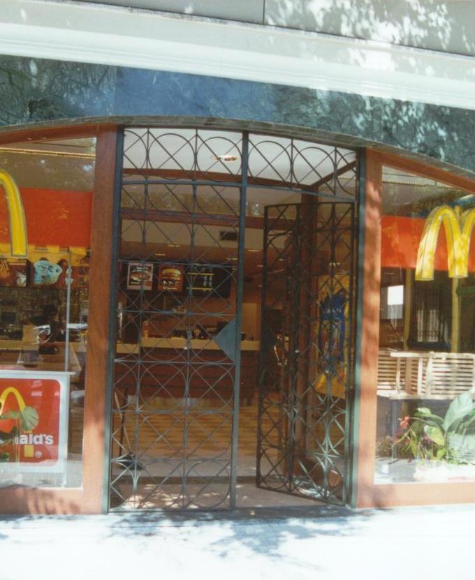 Serrande chiuse nel fast food ad Alghero