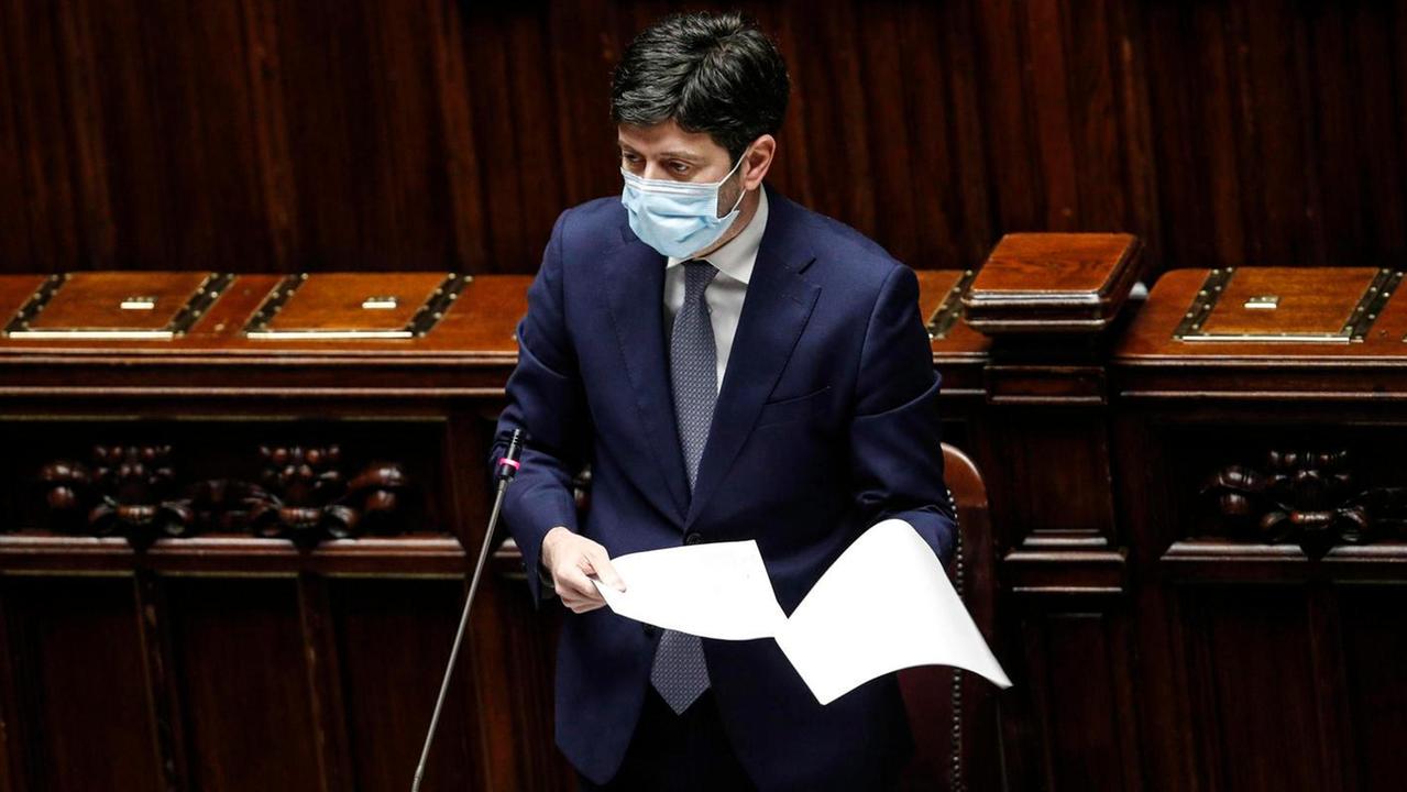Speranza: «La politica si tenga fuori dai vaccini»